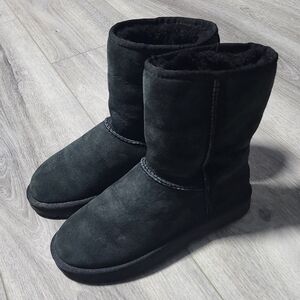 UGG Classic Short II Black Suede Boots With Sheepskin Lining Womens Size 8